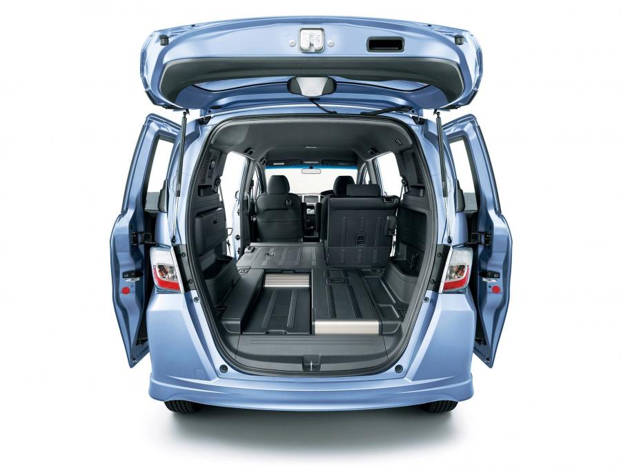  Honda Freed Spike Hybrid 2011 года  (фото 5 из 8)